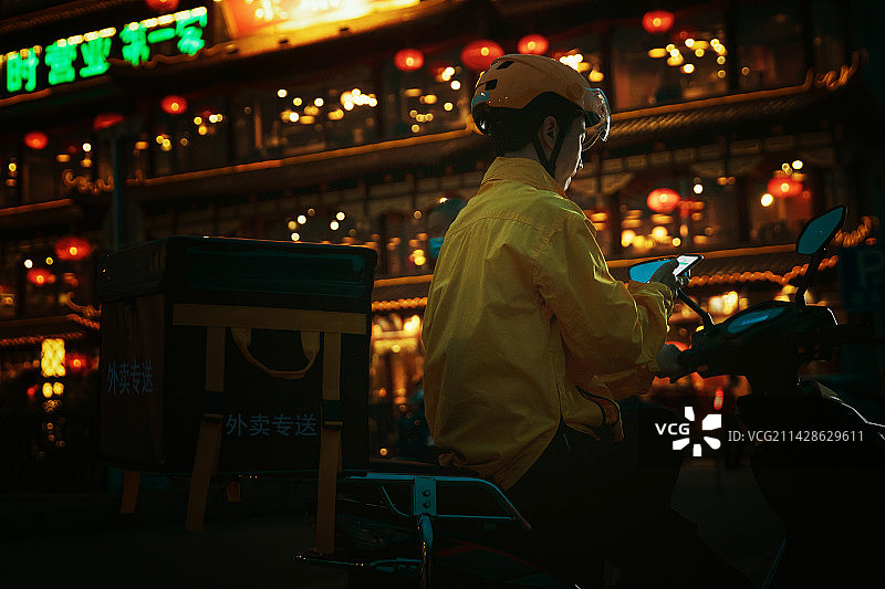 青年快递员用手机导航图片素材