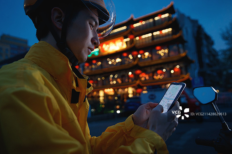青年快递员用手机导航图片素材