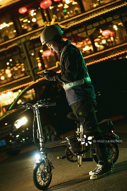 青年代驾员用手机查看订单图片素材