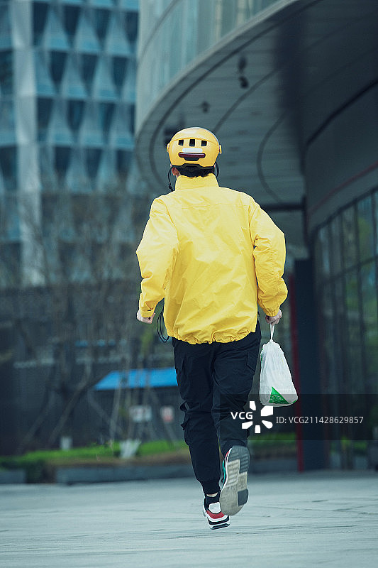 奔跑着送餐的青年外卖员图片素材