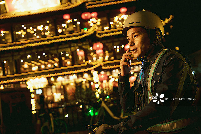 在户外打电话的青年代驾员图片素材