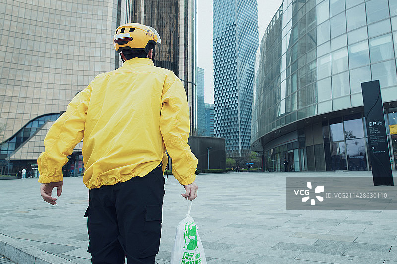 奔跑着送餐的青年外卖员图片素材