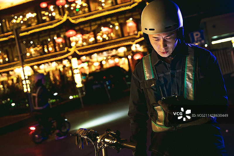 青年代驾员用手机查看订单图片素材