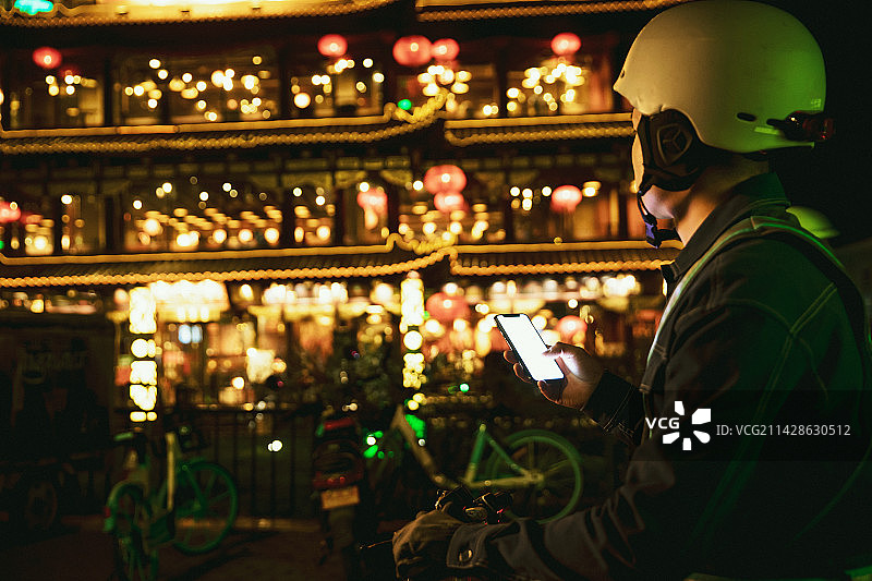 青年代驾员在户外等待订单图片素材