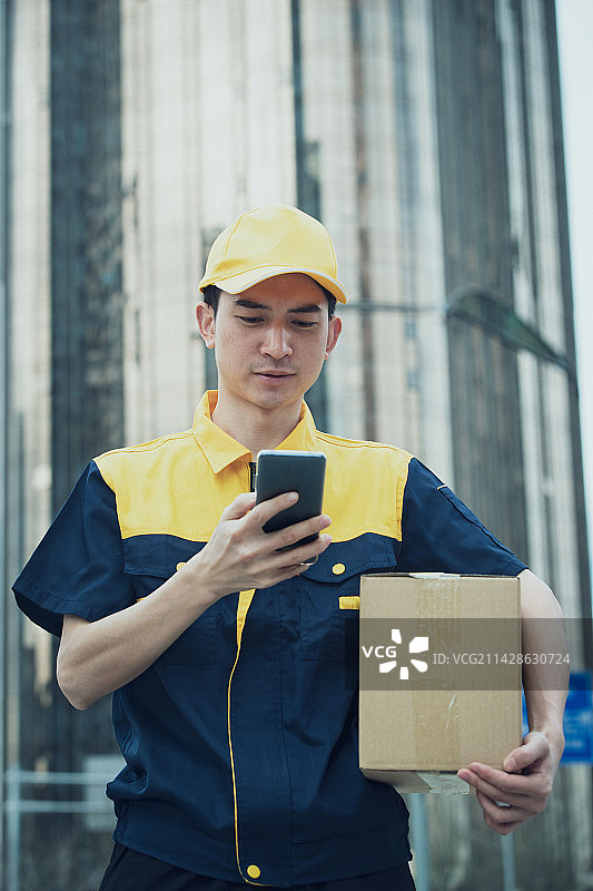 打电话的快递员送快件图片素材