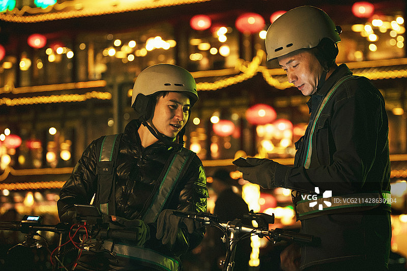 青年代驾司机看手机订单图片素材