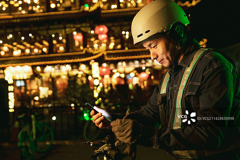 青年代驾员用手机查看订单图片素材