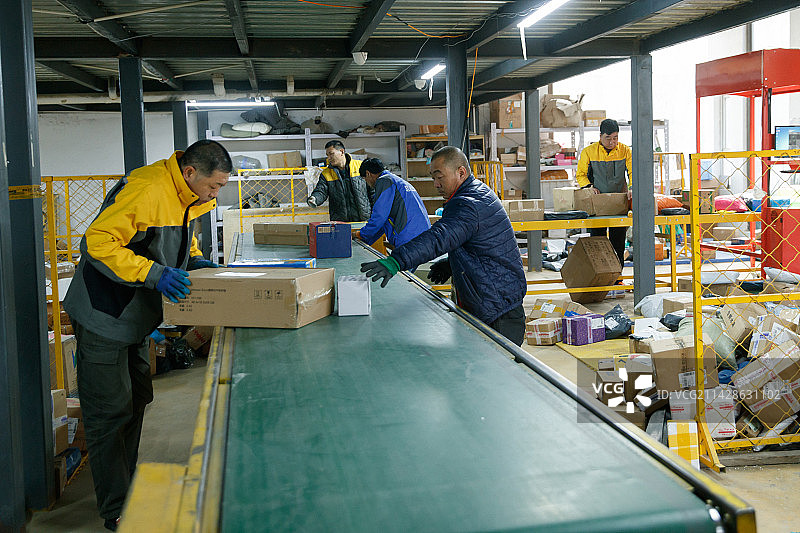 物流人员在仓库里检查核对快件图片素材