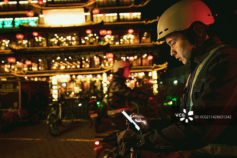 青年代驾司机看手机订单图片素材