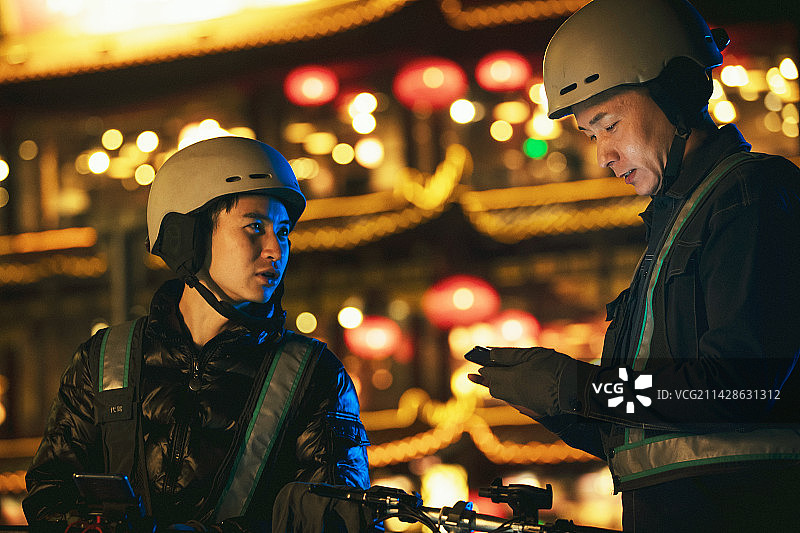 青年代驾司机看手机订单图片素材