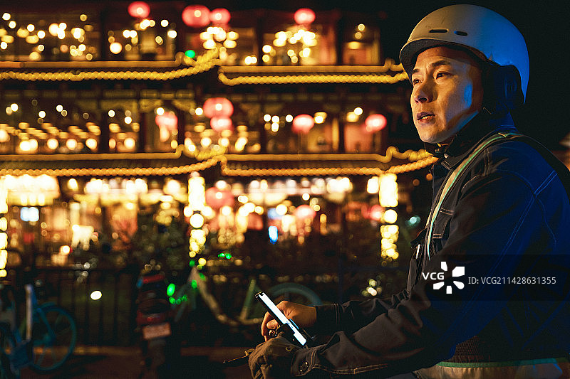 青年代驾员在户外等待订单图片素材