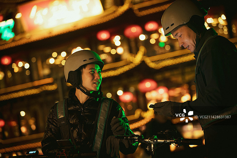 青年代驾司机看手机订单图片素材