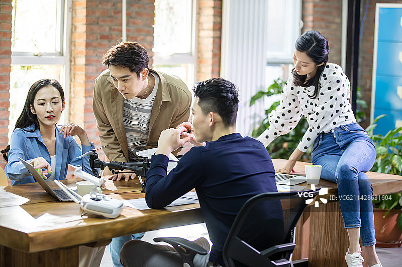 室内讨论工作的团队图片素材