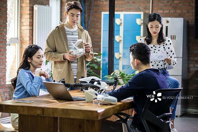 室内讨论工作的团队图片素材