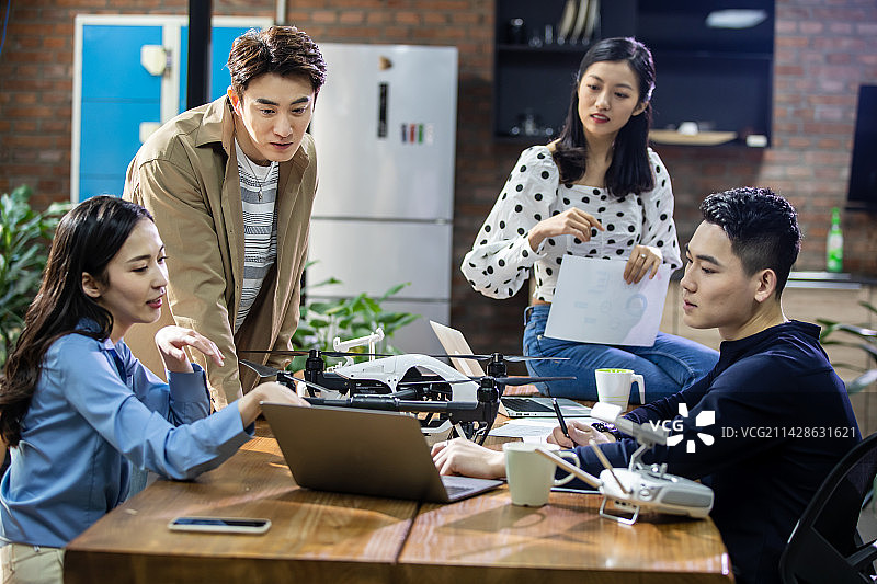 室内讨论工作的团队图片素材