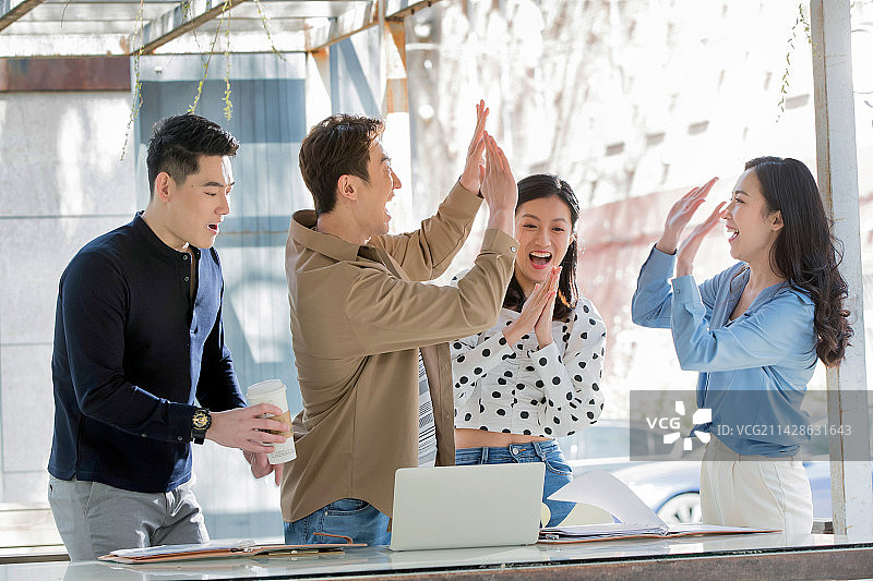 户外凉亭欢呼庆祝的工作团队图片素材