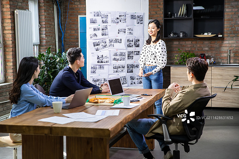 摄影团队在工作室开会图片素材