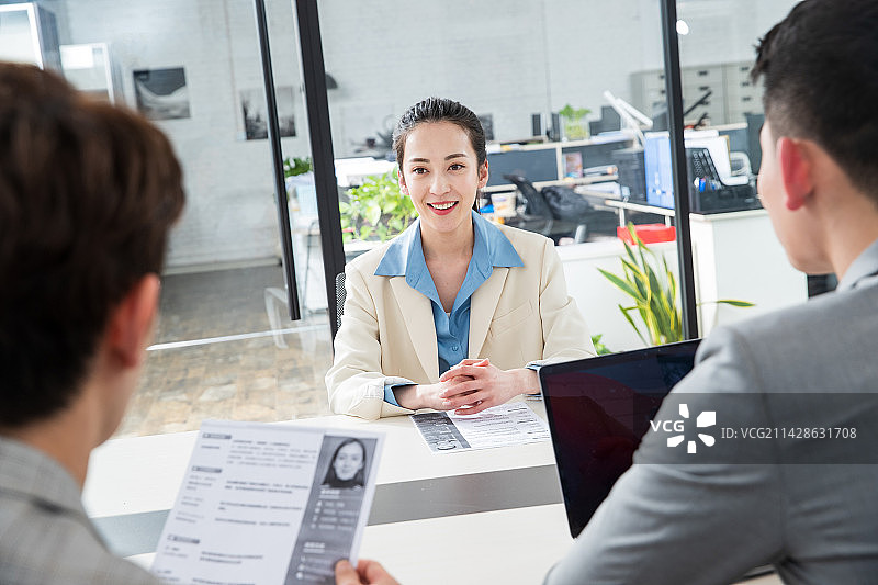 青年女人求职面试图片素材