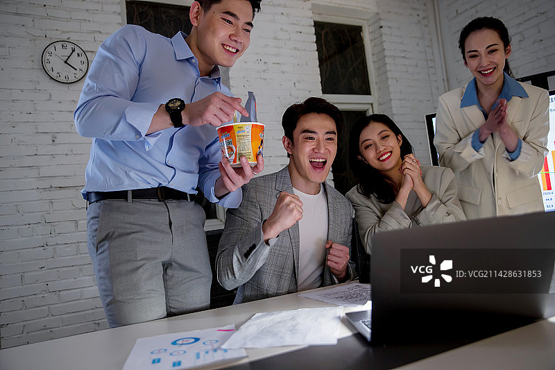 期待好消息的工作团队图片素材