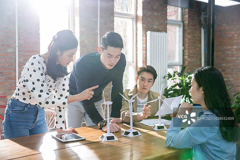 室内讨论工作的团队图片素材