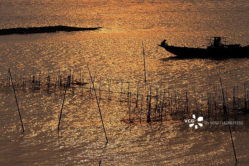 珠海淇澳岛夕阳下的渔船图片素材