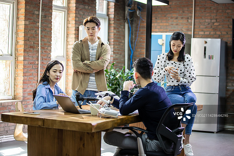 室内讨论工作的团队图片素材