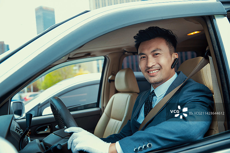 驾驶汽车的商务男士图片素材