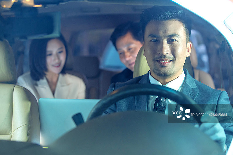 商务人士和专车司机图片素材