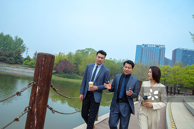 商务人士在户外交流图片素材