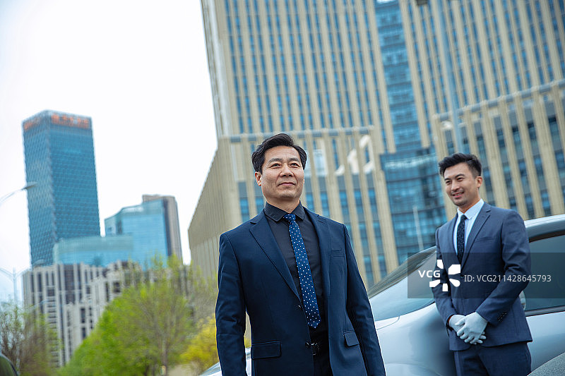 站着汽车旁的商务男士图片素材