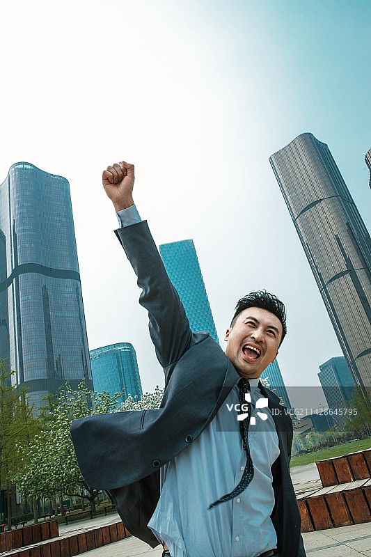 商务男士振臂欢呼图片素材