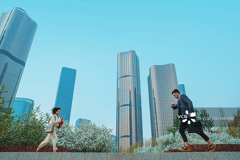 匆忙赶路的商务人士图片素材