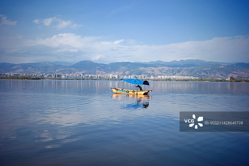 湖面上的皮划艇图片素材