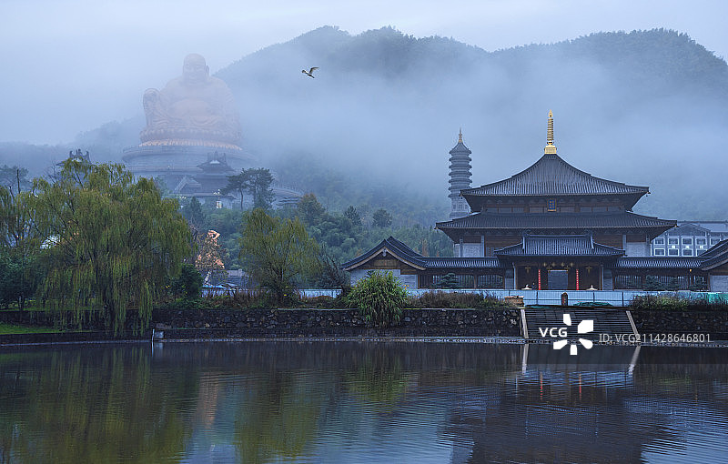 迷雾中雪窦山图片素材