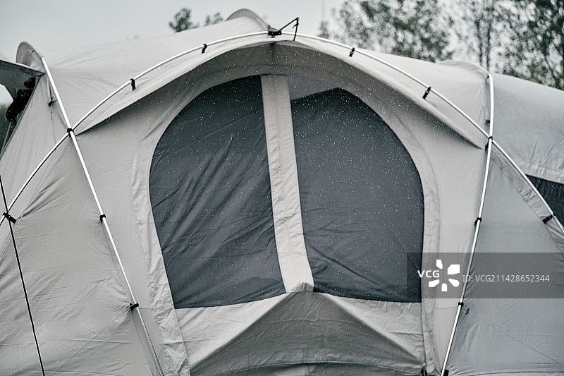 雨中的野外露营帐篷图片素材