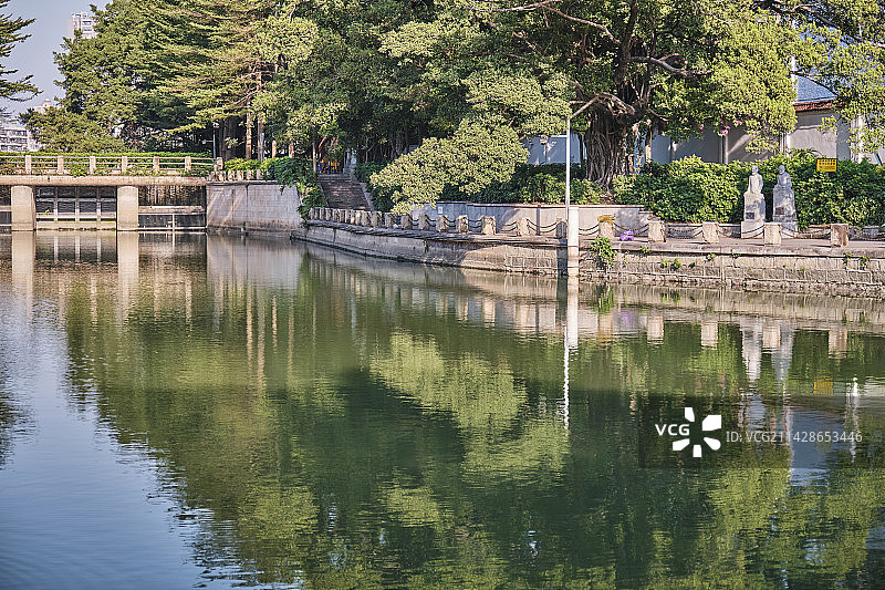 广州芳村杏花大街河涌河道公园绿树水面倒影图片素材