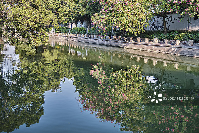 广州芳村杏花大街河涌河道公园绿树水面倒影图片素材
