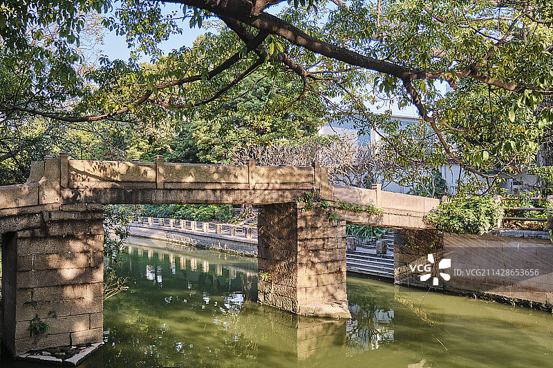 广州芳村杏花大街河涌毓灵桥石桥古建筑图片素材