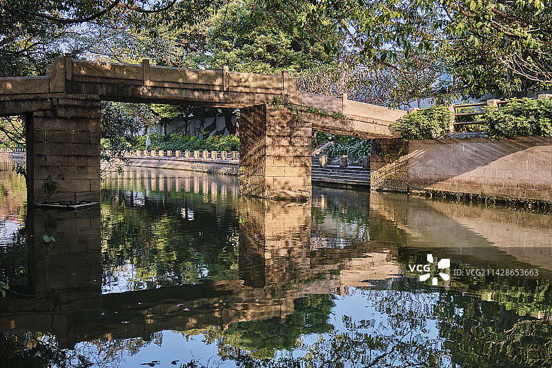 广州芳村杏花大街河涌毓灵桥石桥古建筑图片素材