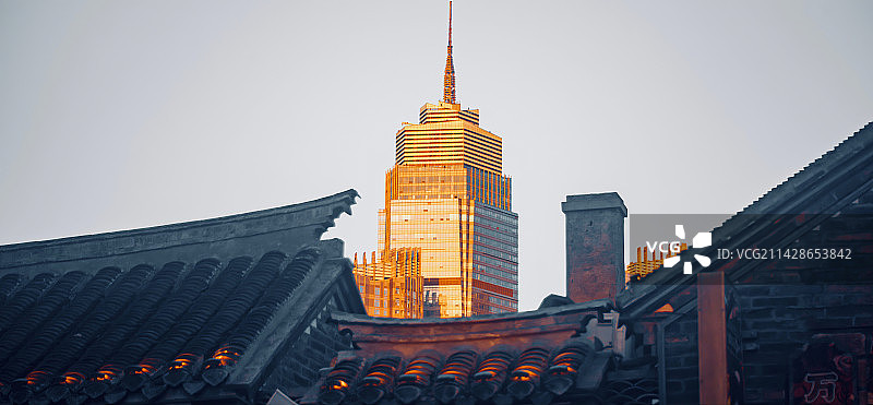 晴空映衬下的城市建筑景观——烟台世贸大厦图片素材