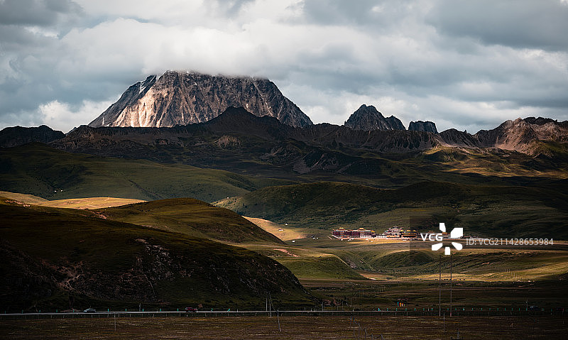 雅拉雪山图片素材