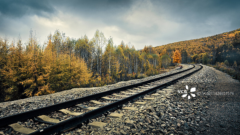 通往秋天图片素材