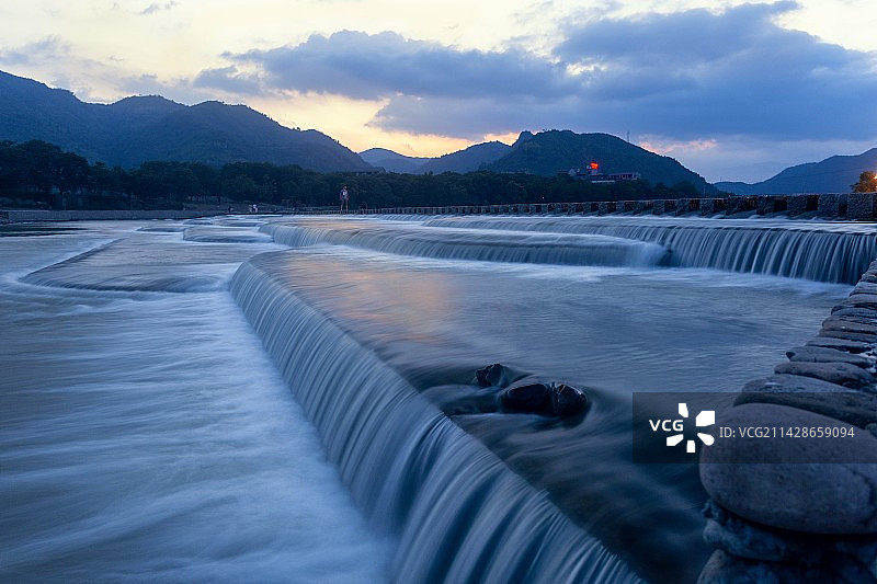 温州楠溪江夕阳下的瀑布图片素材