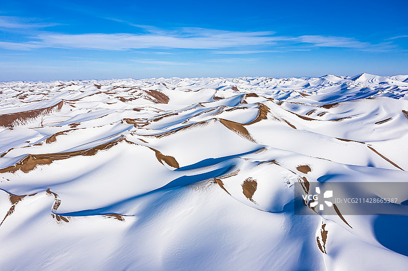 航拍巴丹吉林沙漠雪景图片素材