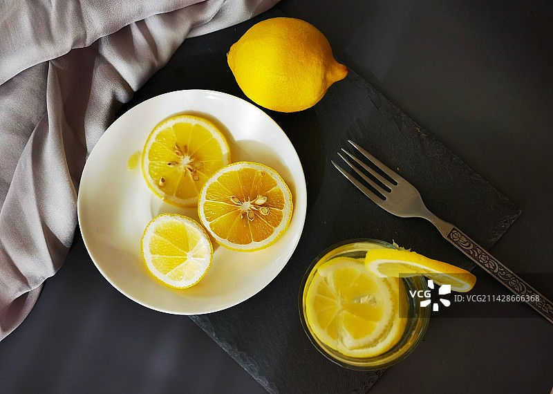 静物柠檬.柠檬茶（桌上水果的高角度视图）图片素材