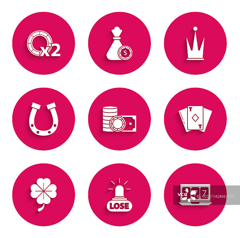 赌场筹码和成堆的现金损失图片素材