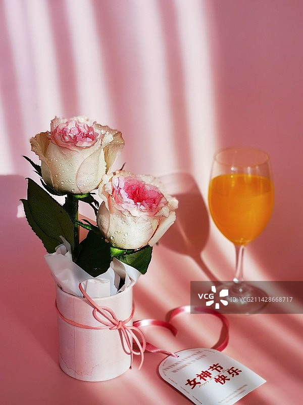 静物女神节（桌上花瓶里的玫瑰特写镜头）图片素材