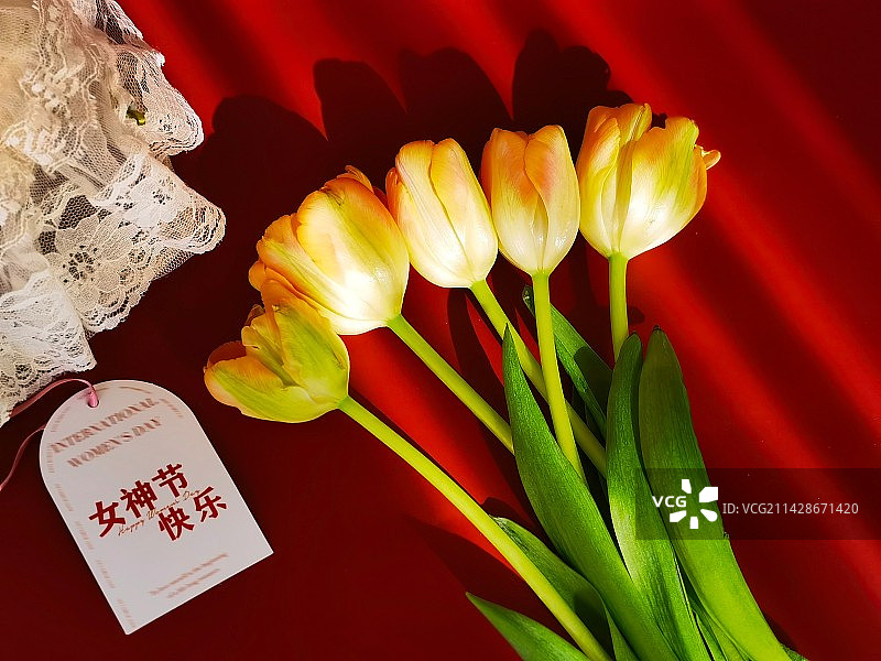 静物女神节祝福（桌上郁金香的高角度视图）图片素材