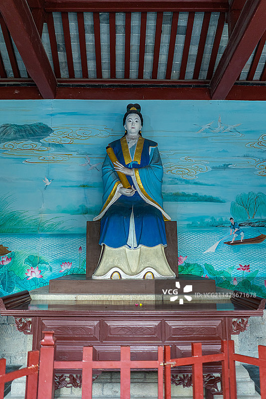 中国5A级旅游景区拍摄主题，山东济南大明湖公园，寺庙宫殿里的女性形象神像，户外白昼无人图像摄影图片素材