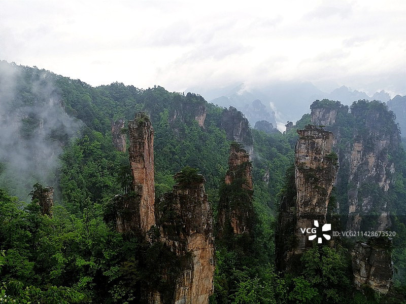 张家界云雾缭绕图片素材